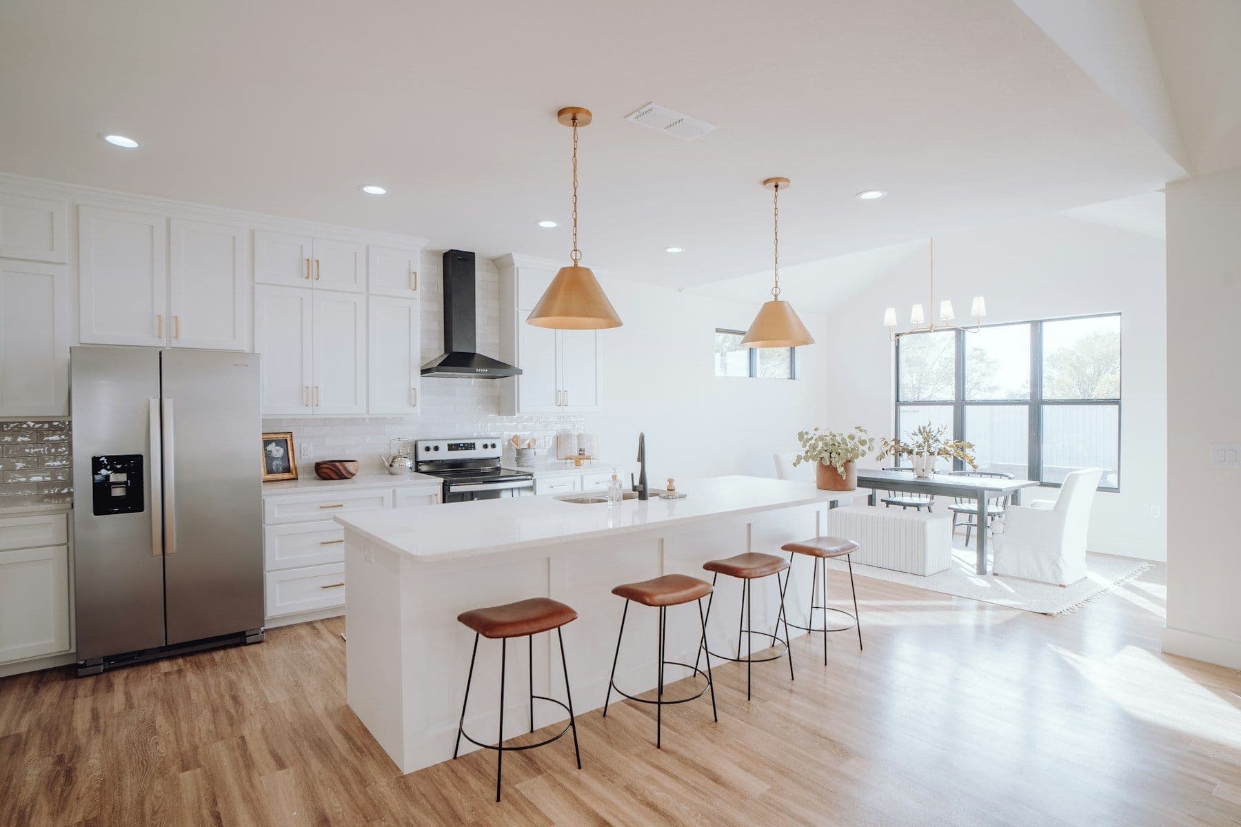 Illustrative image: kitchen with an island and stools